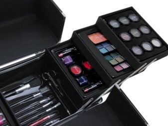 Набір косметики для макіяжу у валізці: різновиди б’юті-кейсів для жінок, професійні косметичні набори у валізі для дівчат