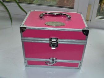 Набір косметики для макіяжу у валізці: різновиди б’юті-кейсів для жінок, професійні косметичні набори у валізі для дівчат