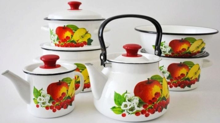 Набори емальованих каструль: опис наборів зі скляною кришкою, з чайником і інших варіантів, правила вибору посуду