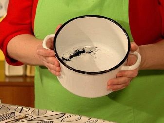 Набори емальованих каструль: опис наборів зі скляною кришкою, з чайником і інших варіантів, правила вибору посуду