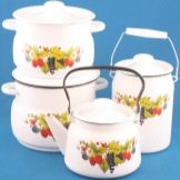 Набори емальованих каструль: опис наборів зі скляною кришкою, з чайником і інших варіантів, правила вибору посуду