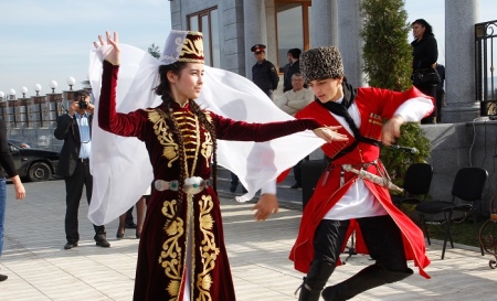 Національний костюм осетин (46 фото): жіночий і чоловічий весільний осетинський наряд