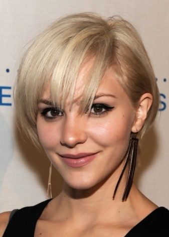 Накладна чубчик: огляд накладних чілок з натуральних і штучних волосся на заколках