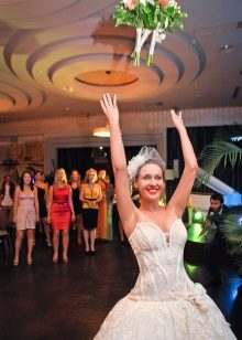 Наречена кидає букет: традиція кидання букета на весіллі. Чи можна кидати свій і як оригінально це зробити? Шукаємо альтернативу