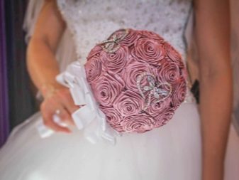 Наречена кидає букет: традиція кидання букета на весіллі. Чи можна кидати свій і як оригінально це зробити? Шукаємо альтернативу