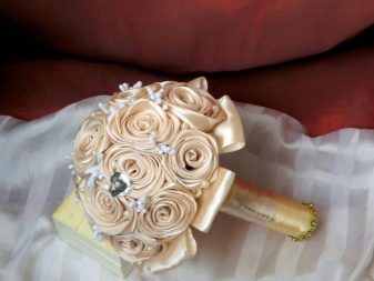 Наречена кидає букет: традиція кидання букета на весіллі. Чи можна кидати свій і як оригінально це зробити? Шукаємо альтернативу