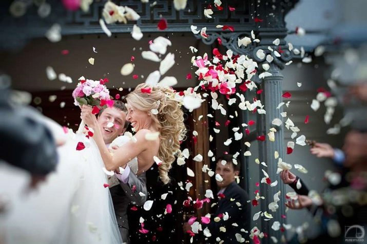 Наречена кидає букет: традиція кидання букета на весіллі. Чи можна кидати свій і як оригінально це зробити? Шукаємо альтернативу