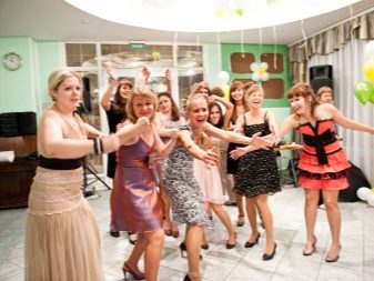 Наречена кидає букет: традиція кидання букета на весіллі. Чи можна кидати свій і як оригінально це зробити? Шукаємо альтернативу