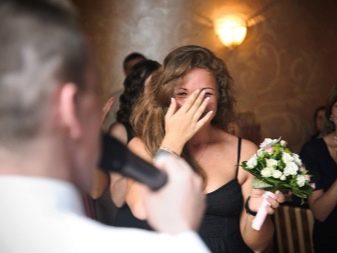 Наречена кидає букет: традиція кидання букета на весіллі. Чи можна кидати свій і як оригінально це зробити? Шукаємо альтернативу