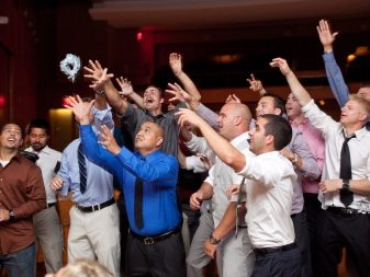 Наречена кидає букет: традиція кидання букета на весіллі. Чи можна кидати свій і як оригінально це зробити? Шукаємо альтернативу