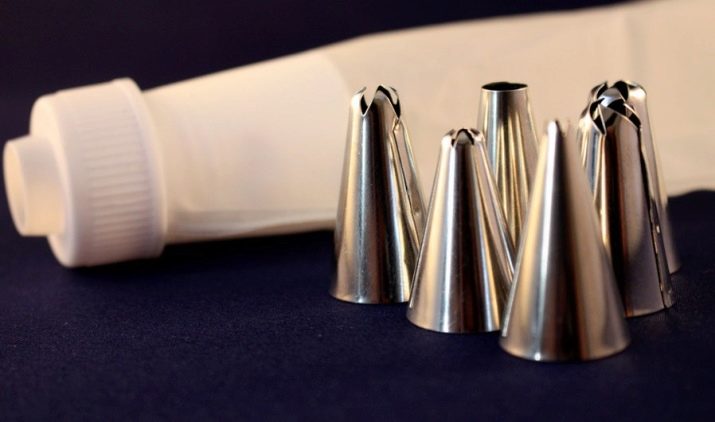 Насадка-роза для крему (13 фото): як робити трояндочки на торті кондитерської насадкою? Закриті і відкриті моделі