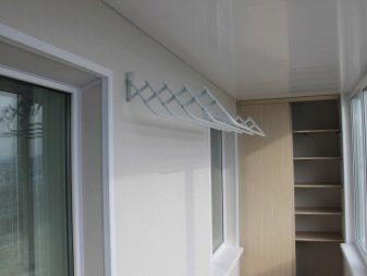 Настінні сушарки для білизни на балкон (37 фото): вибираємо розсувні і доладні балконні вішалки для сушіння, особливості кріплення на стіну висувних систем