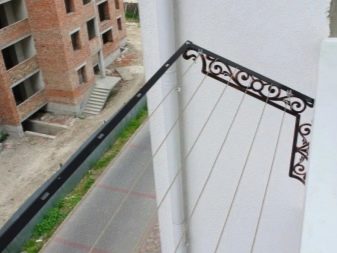 Настінні сушарки для білизни на балкон (37 фото): вибираємо розсувні і доладні балконні вішалки для сушіння, особливості кріплення на стіну висувних систем