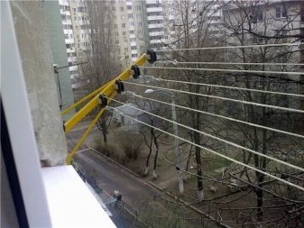 Настінні сушарки для білизни на балкон (37 фото): вибираємо розсувні і доладні балконні вішалки для сушіння, особливості кріплення на стіну висувних систем