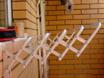 Настінні сушарки для білизни на балкон (37 фото): вибираємо розсувні і доладні балконні вішалки для сушіння, особливості кріплення на стіну висувних систем