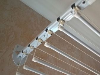 Настінні сушарки для білизни на балкон (37 фото): вибираємо розсувні і доладні балконні вішалки для сушіння, особливості кріплення на стіну висувних систем