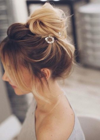 Недбалий пучок (32 фото): як зробити на голові сучасний недбалий пучок? Варіанти зачіски на середні, довгі і короткі волосся