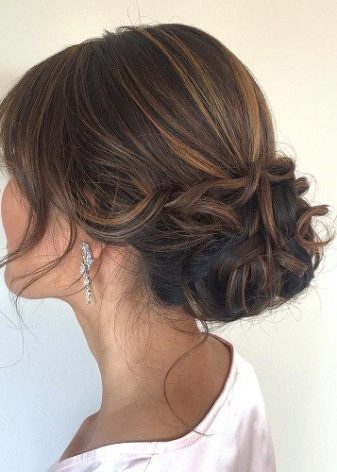 Недбалий пучок (32 фото): як зробити на голові сучасний недбалий пучок? Варіанти зачіски на середні, довгі і короткі волосся