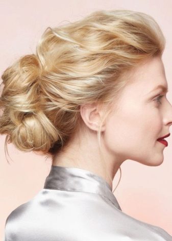 Недбалий пучок (32 фото): як зробити на голові сучасний недбалий пучок? Варіанти зачіски на середні, довгі і короткі волосся