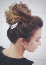 Недбалий пучок (32 фото): як зробити на голові сучасний недбалий пучок? Варіанти зачіски на середні, довгі і короткі волосся