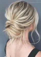 Недбалий пучок (32 фото): як зробити на голові сучасний недбалий пучок? Варіанти зачіски на середні, довгі і короткі волосся