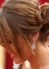 Недбалий пучок (32 фото): як зробити на голові сучасний недбалий пучок? Варіанти зачіски на середні, довгі і короткі волосся