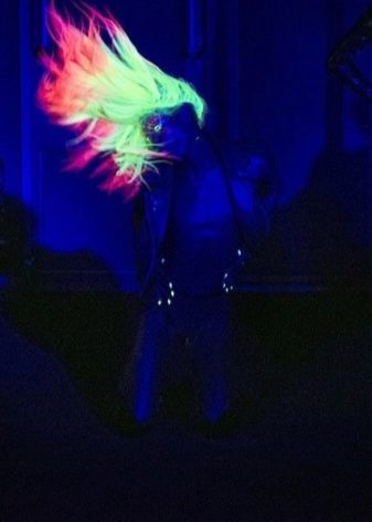 Неонова фарба для волосся: як вибрати фарбу, що світиться у темряві? Плюси і мінуси флуоресцентної фарби