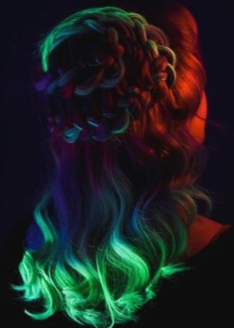 Неонова фарба для волосся: як вибрати фарбу, що світиться у темряві? Плюси і мінуси флуоресцентної фарби