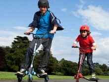 Інерційні самокати: вибір розсувного самоката-жаби з двома платформами. Огляд моделей самокатів-ножиць