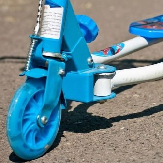 Інерційні самокати: вибір розсувного самоката-жаби з двома платформами. Огляд моделей самокатів-ножиць