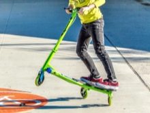 Інерційні самокати: вибір розсувного самоката-жаби з двома платформами. Огляд моделей самокатів-ножиць