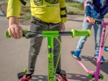 Інерційні самокати: вибір розсувного самоката-жаби з двома платформами. Огляд моделей самокатів-ножиць