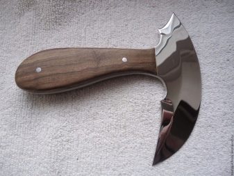 Ножі для шкіри (16 фото): кушнірські і шорні, поворотні та дискові, мездрильные, вирубні та інші види ножів для шкіри