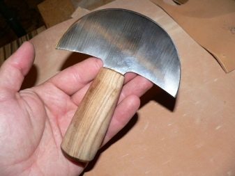 Ножі для шкіри (16 фото): кушнірські і шорні, поворотні та дискові, мездрильные, вирубні та інші види ножів для шкіри