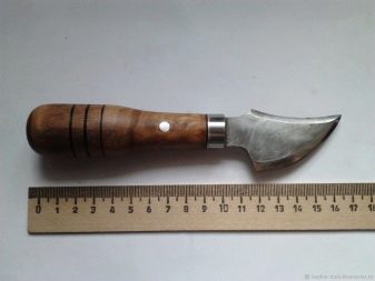 Ножі для шкіри (16 фото): кушнірські і шорні, поворотні та дискові, мездрильные, вирубні та інші види ножів для шкіри