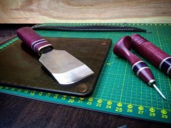 Ножі для шкіри (16 фото): кушнірські і шорні, поворотні та дискові, мездрильные, вирубні та інші види ножів для шкіри
