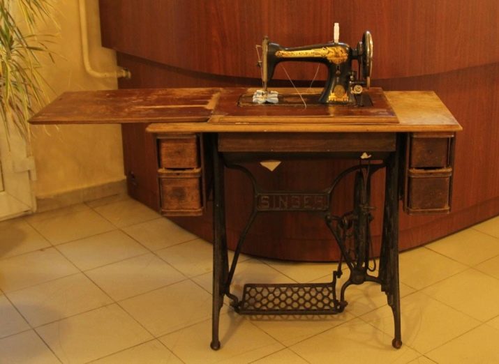 Ножна швейна машина Singer: огляд старовинних машинок з приводом. Цінуються вони?
