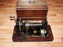 Ножна швейна машина Singer: огляд старовинних машинок з приводом. Цінуються вони?