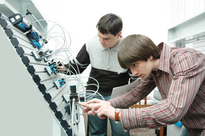 Інженер слабкострумових систем: посадова інструкція і навчання інженера-проектувальника слабкострумових мереж