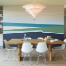 Оформлення стіни біля столу на кухні (71 фото): як оформити простір над обіднім кухонним столом? Дизайн навісних полиць, варіанти декору з картинами