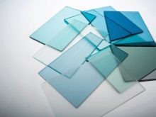 Овальний розсувний стіл на кухню (53 фото): розкладні кухонні обідні столи з масиву дерева, білі складні столи-книжки та інші моделі