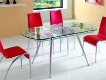 Овальний розсувний стіл на кухню (53 фото): розкладні кухонні обідні столи з масиву дерева, білі складні столи-книжки та інші моделі