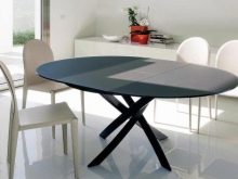 Овальний розсувний стіл на кухню (53 фото): розкладні кухонні обідні столи з масиву дерева, білі складні столи-книжки та інші моделі