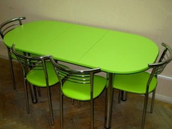 Овальний розсувний стіл на кухню (53 фото): розкладні кухонні обідні столи з масиву дерева, білі складні столи-книжки та інші моделі