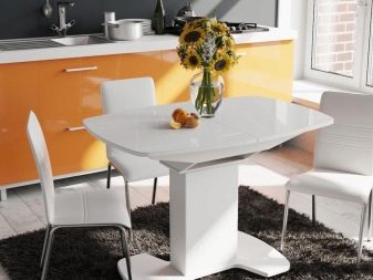 Овальний розсувний стіл на кухню (53 фото): розкладні кухонні обідні столи з масиву дерева, білі складні столи-книжки та інші моделі