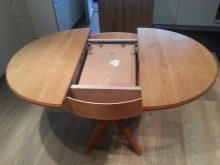 Овальний розсувний стіл на кухню (53 фото): розкладні кухонні обідні столи з масиву дерева, білі складні столи-книжки та інші моделі