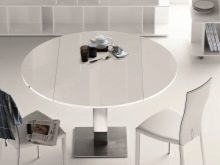 Овальний розсувний стіл на кухню (53 фото): розкладні кухонні обідні столи з масиву дерева, білі складні столи-книжки та інші моделі