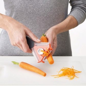 Овочечистки (39 фото): ручні ножі для чищення овочів і електричні побутові овочечистки, особливості моделей Borner, Victorinox та інших виробників