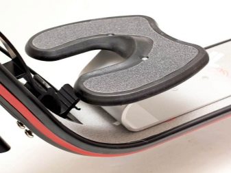Підставка на самокат для дитини: як прикріпити універсальну дитячу підніжку на дорослий самокат? Як її зняти? Алюмінієві та інші моделі