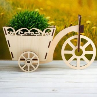 Підставка-велосипед для квітів: ковані моделі і велосипед-кашпо, підлогова декоративна квіткарка, дерев’яні та інші квіткові підставки-велосипеди